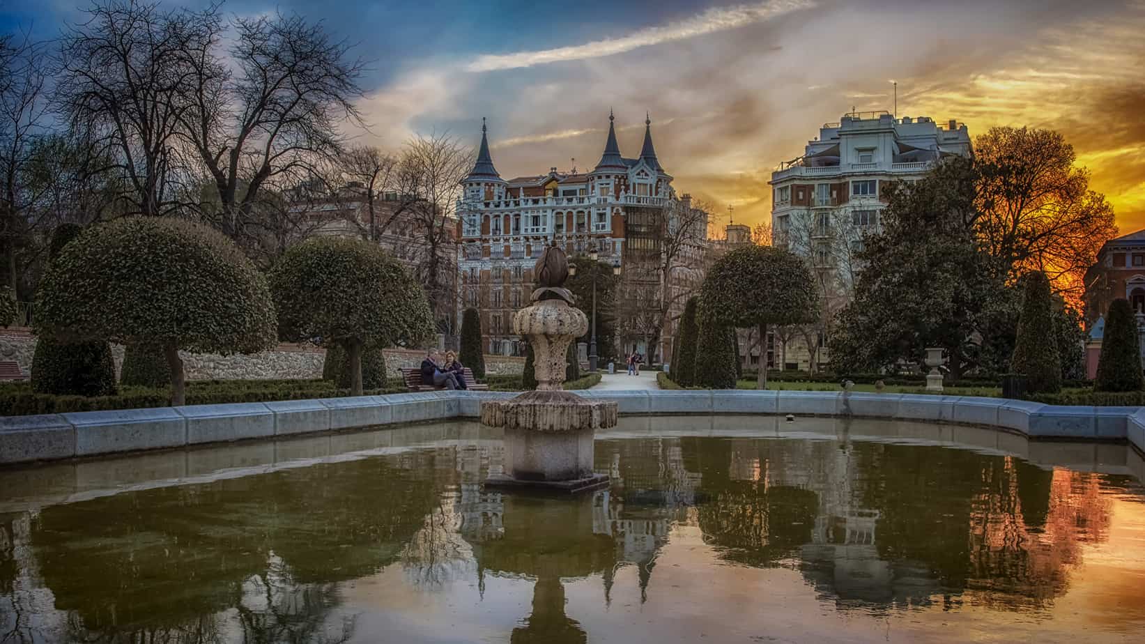 Madrid_Spain_Houses_Pond_Fountains_Evening_Shrubs_518882_2560x1440